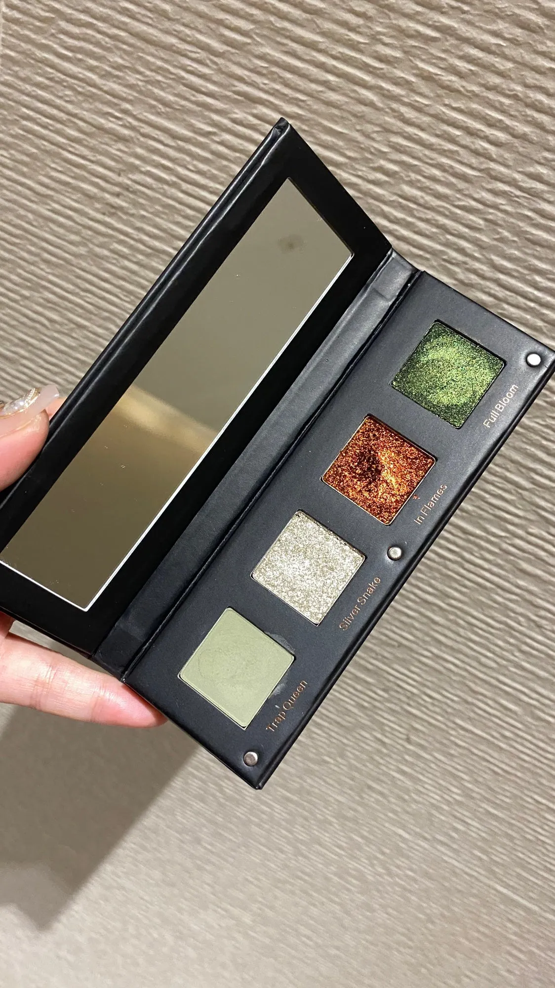 Shellwe Makeup Liana Matte-Satin Shimmer Chameleon Green Eyeshadow Palette