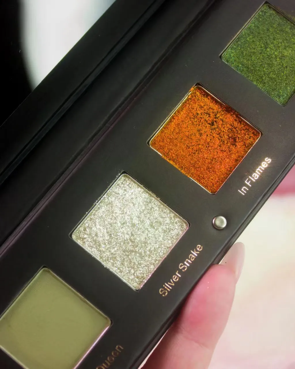 Shellwe Makeup Liana Matte-Satin Shimmer Chameleon Green Eyeshadow Palette